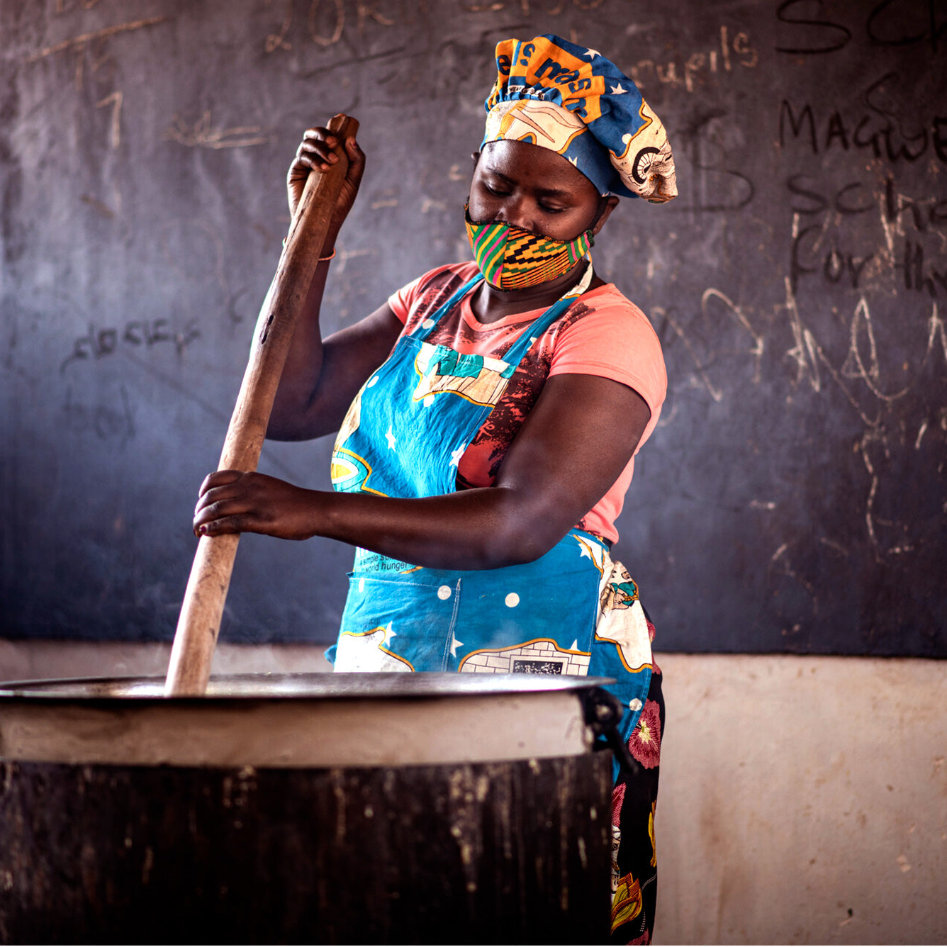 Dona pentole e fornelli per la cucina della scuola